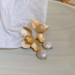 Pearl drop earrings